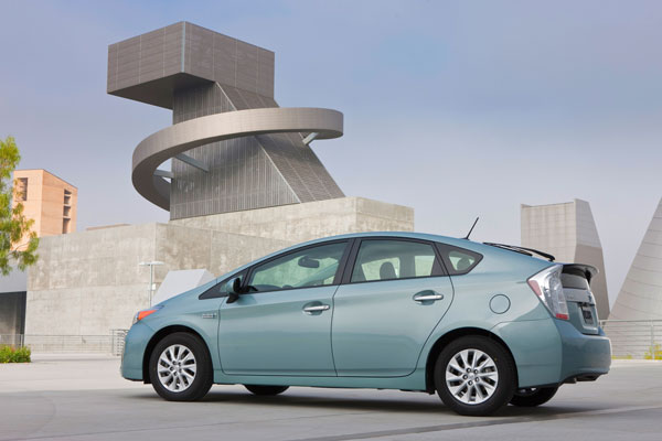 2012_Toyota_Prius_Plugin_00.jpg